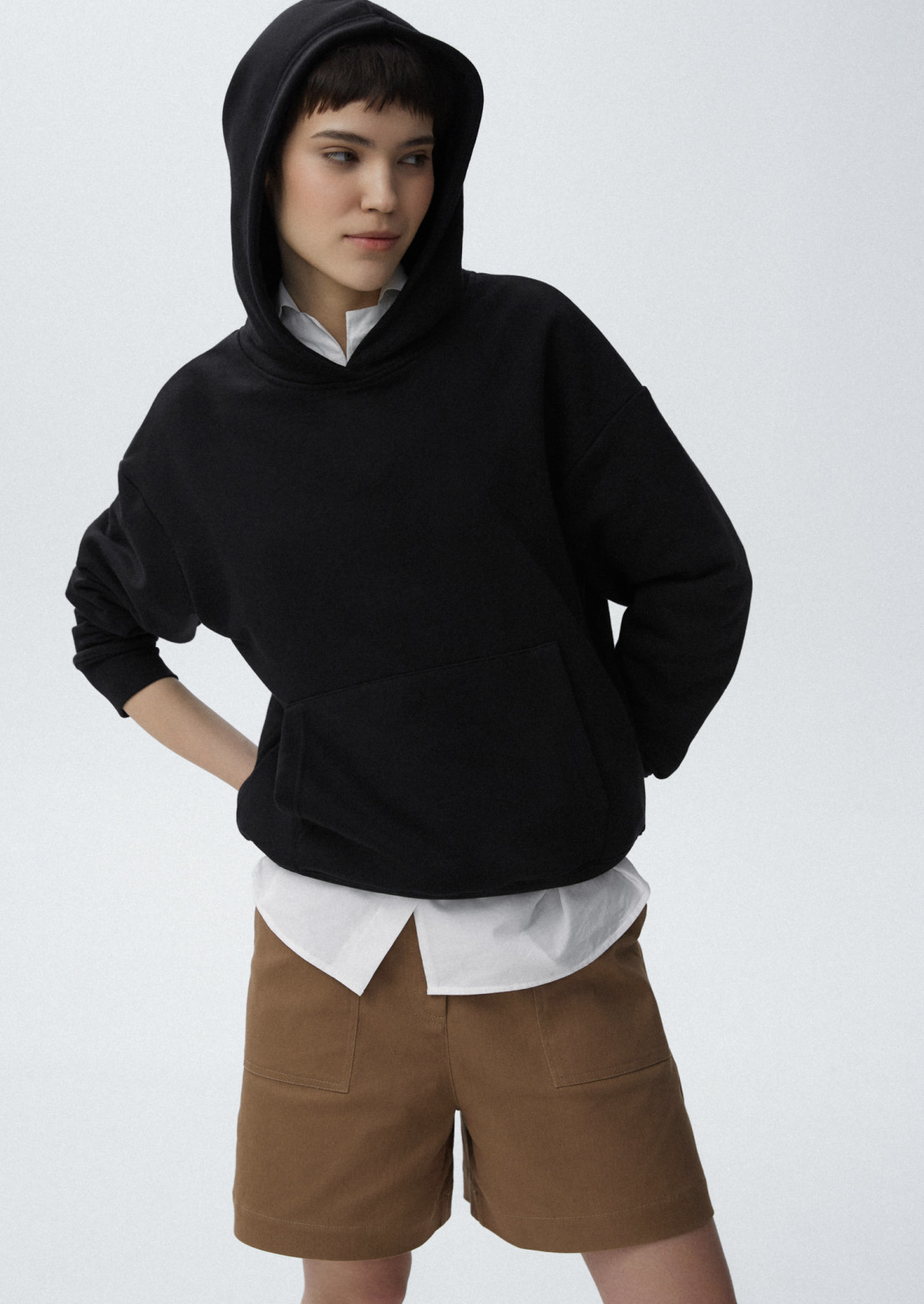 Black color shortened three-thread hoodie